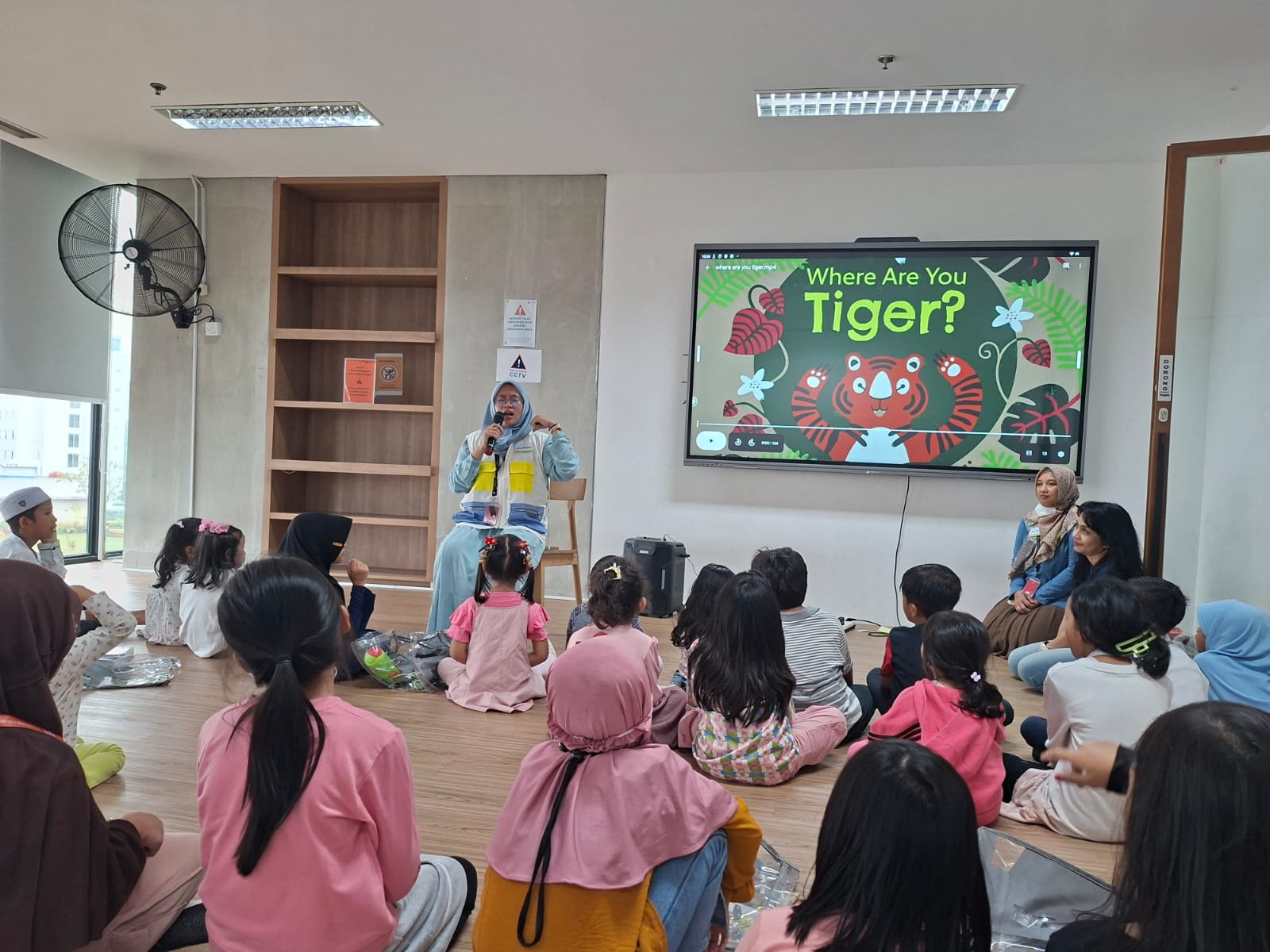 Read, Roar, And Cycling : A Holiday English Read Aloud